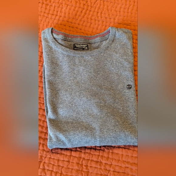 NWOT Light sweater in grey. - Picture 2 of 3